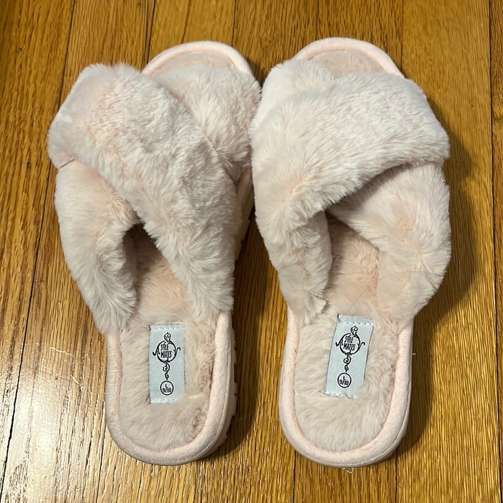 NWOT - Light Pink Flip-Flop Slippers